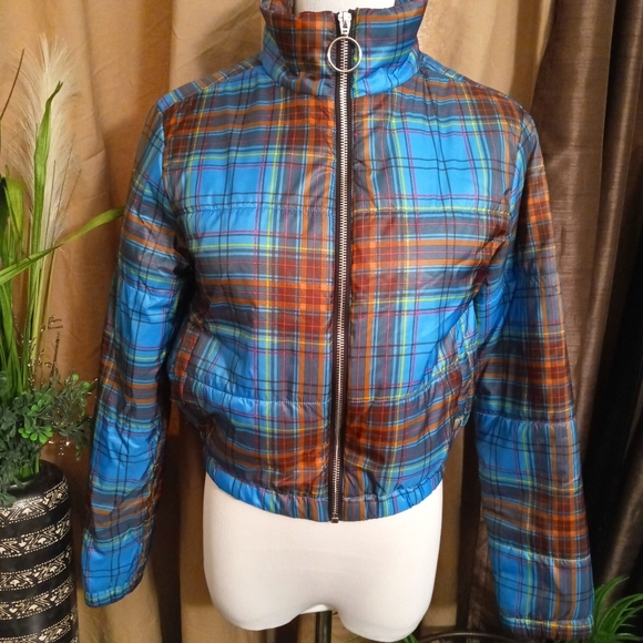 Stylish cropped jacket ๐๐
- Picture 2 of 6